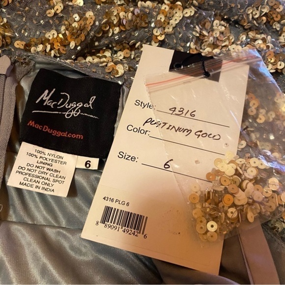 Mac Duggal Beaded Waist Long Sleeve Beaded Illusion Gown in Platinum/Gold Size 6 - Picture 4 of 5